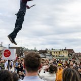 La compagnie francaise de cirque "La Bête a Quatre" a fait frissonner les spectateurs sur la scène du Pont Bessieres. KEYSTONE/JEAN-CHRISTOPHE BOTT